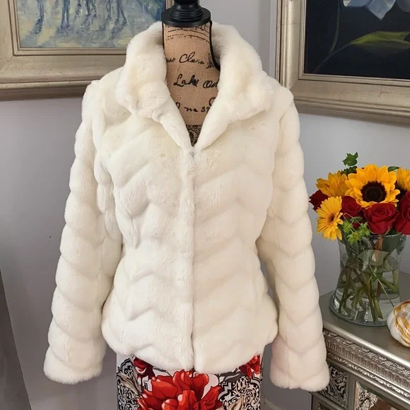 WHBM chevron Faux FUR white ivory coat jacket sold out $228 M 6 8 romantic - Picture 2 of 13